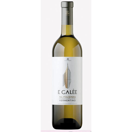 Vinho Egalée em taça, destacando a cor amarelo palha e o fundo italiano (se possível).