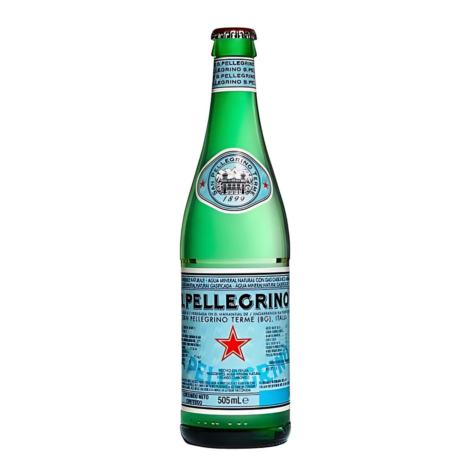Detalhe da Água San Pellegrino em copo, destacando a efervescência delicada e a estrela vermelha no rótulo.